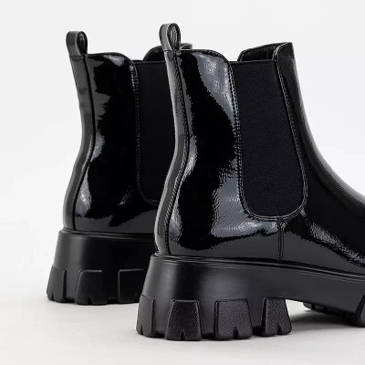 OUTLET Черные женские сапоги из эко-лакированной кожи Нарикас - Обувь