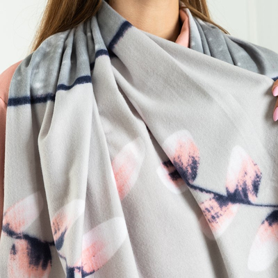 Светло-серый женский шарф с цветочным мотивом