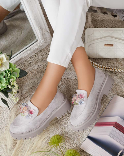 Šviesiai pilki moteriški mokasinai su spalvotais karoliukais Hetika - Avalynė