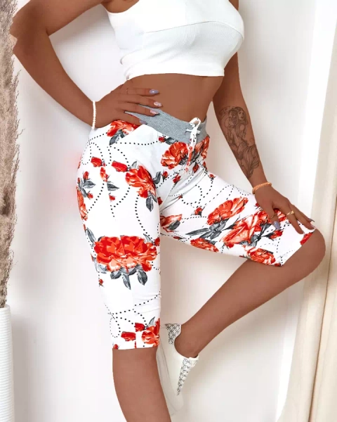 Gėlėti 3/4 ilgio moteriški balti ir raudoni šortai PLIUS DYDIS - Drabužiai