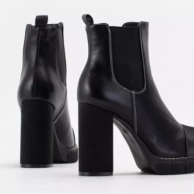 OUTLET Черные женские сапоги на высокой стойке от Naqiela - Обувь