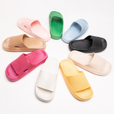 Зеленые резиновые шлепанцы с тиснением Olinda