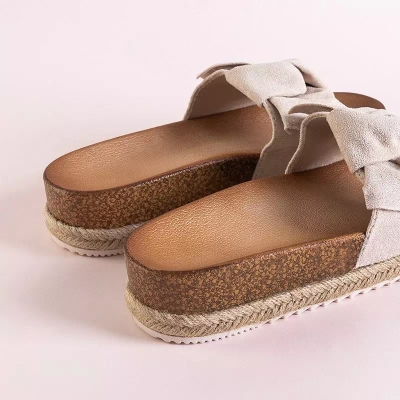 OUTLET Smėlio spalvos moteriškos šlepetės su Jenis lankeliu - Avalynė