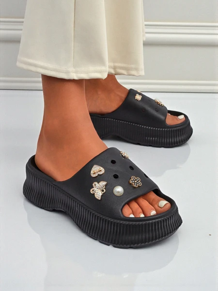 Royalfashion Moteriškos guminės šlepetės su Slash Glam dekoracijomis