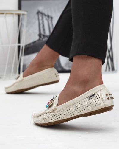 Kreminiai moteriški ažūriniai mokasinai su spalvingu dekoru Aqitic - Avalynė