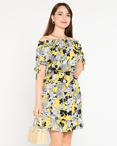 Желтое короткое женское платье с цветами