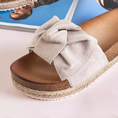 OUTLET Smėlio spalvos moteriškos šlepetės su Jenis lankeliu - Avalynė