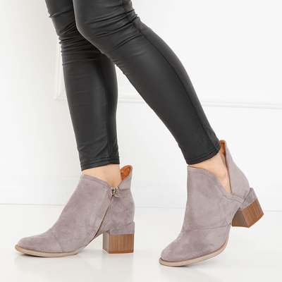 Pilki moteriški izoliuoti aulinukai ant Karela stulpo - Avalynė