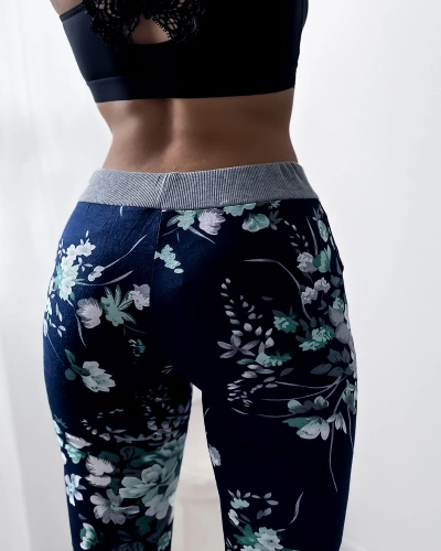 Tamsiai mėlynos ir žalios spalvos raštuoti 3/4 moteriški šortai. PLIUS DYDIS - Drabužiai