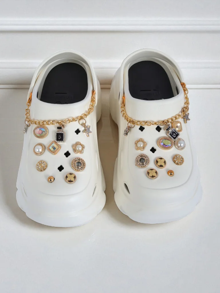 Сандалии Caligae Aurelia Bianca с украшениями chain в стиле glamour