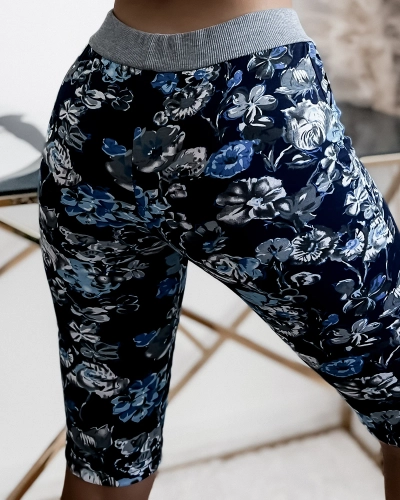 Moteriški 3/4 šortai tamsiai mėlynos spalvos ir gėlių spalvos PLIUS DYDIS - Drabužiai