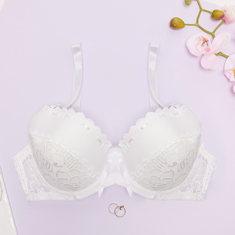 Белый бюстгальтер на чашках с кружевом - Нижнее белье