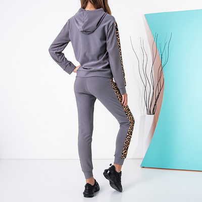 Серый женский спортивный костюм с леопардовыми вставками