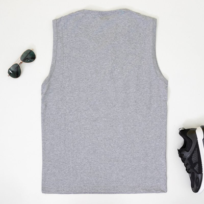 Серая мужская майка с принтом