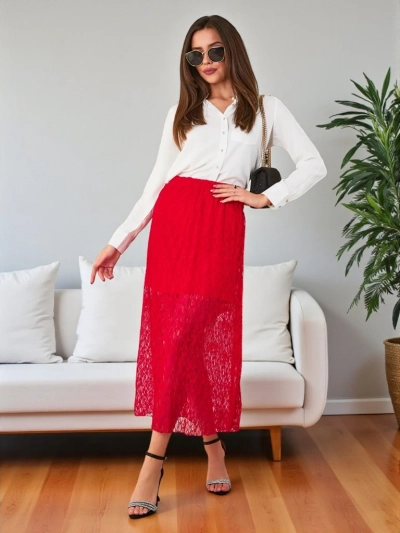 Женская юбка-миди Royalfashion с кружевом. Женская юбка-миди из легкой ткани. Модель с подкладкой и верхним слоем кружева, с эластичным поясом на резинке. Юбка отлично подойдет на осень! ВНИМАНИЕ: Точность измерений (+/-) 1