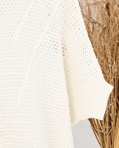 Kreminis peršviečiamas moteriškas megztinis nuleistais pečiais - Drabužiai