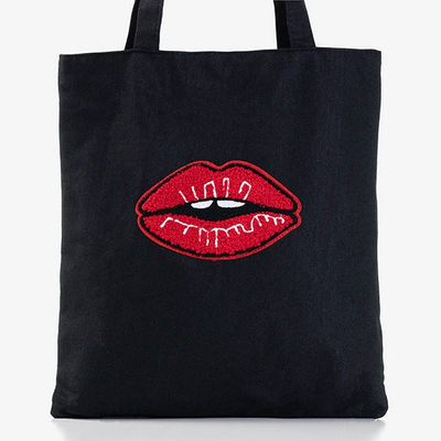 Женская черная сумка с декоративным значком - Сумочки