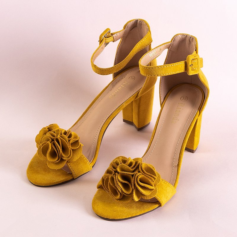 Желтые босоножки на высоких каблуках Lowera