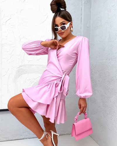 Мини-платье Royalfashion с рюшами и завязками. Модель с длинными рукавами, запахом и поясом на талии. Дополнительно украшено рюшами! Обязательный элемент в вашем гардеробе! 87654321 <p>ПРИМЕЧАНИЕ: Точность измерения (+/-) 1 см. Размеры измерены в расправл