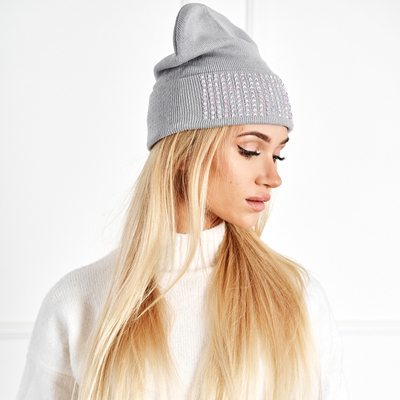 Серая женская шапка со стразами