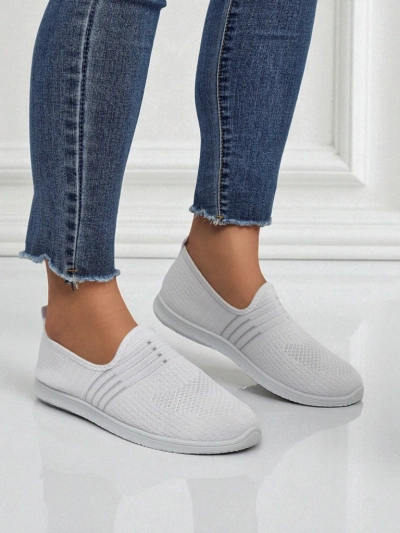 Damskie białe slip-ony Tkanina Callisto – lekkie buty na wiosnę i lato