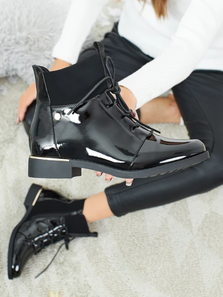 Lakiniai moteriški aulinukai suvarstomi Avoria