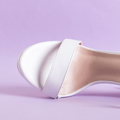 Baltos moteriškos basutės ant aukštakulnio Fibi - batai