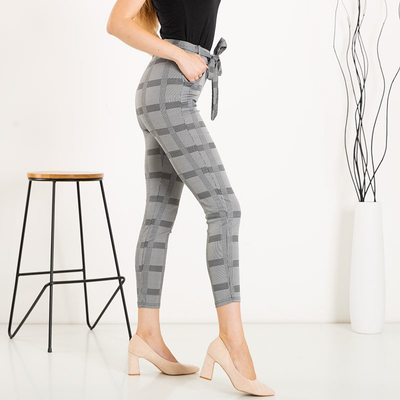 Серые женские брюки в клеточку
