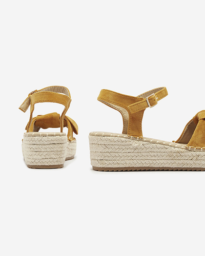 Горчичные женские сандалии на низком каблуке с бантом Mosinta - Обувь