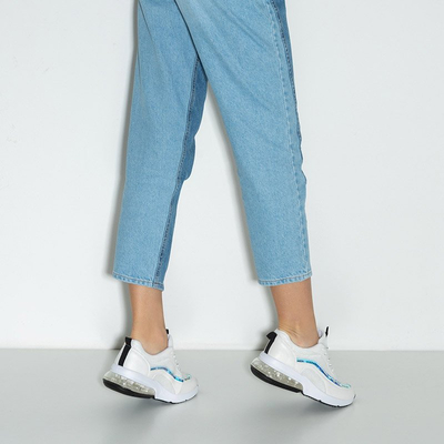 Белые женские кроссовки с голографическими вставками Noate