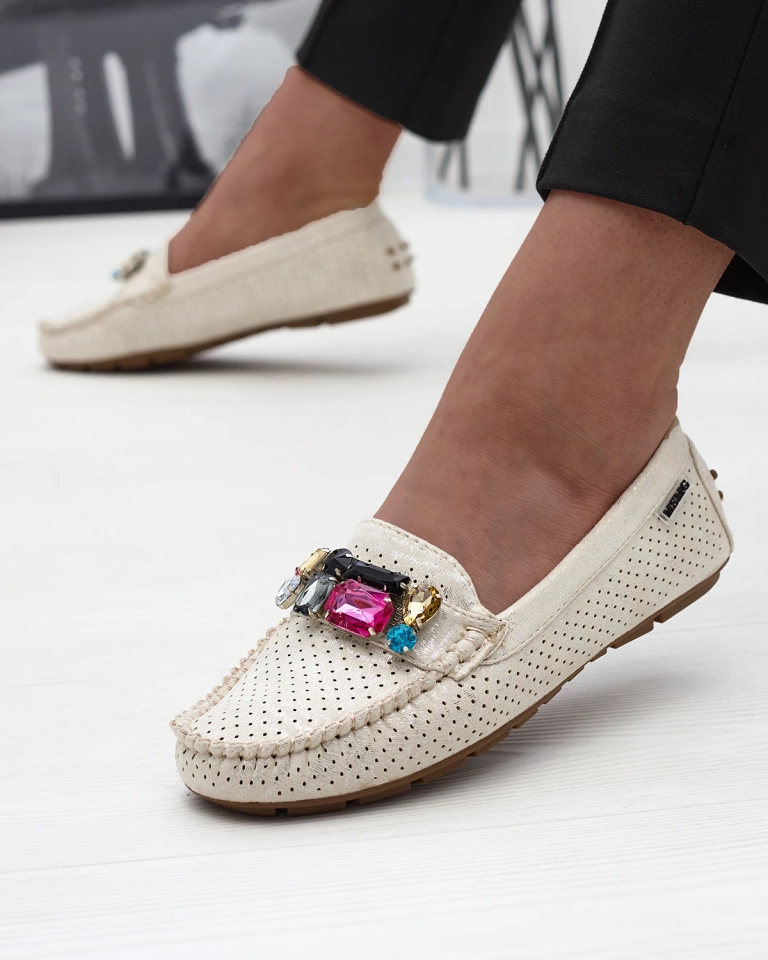 Kreminiai moteriški ažūriniai mokasinai su spalvingu dekoru Aqitic - Avalynė