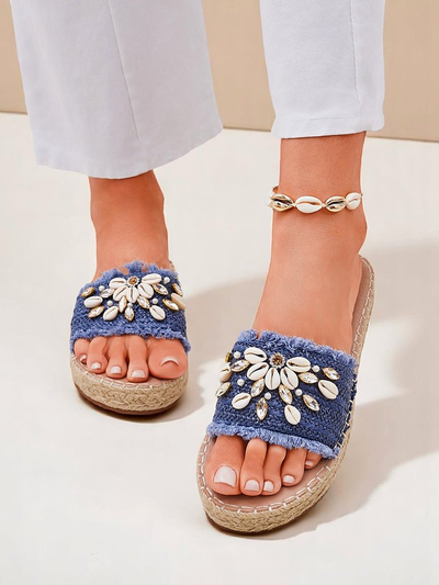 Летние шлепанцы Royalfashion Calista – светло-голубые с ракушками на плоской подошве