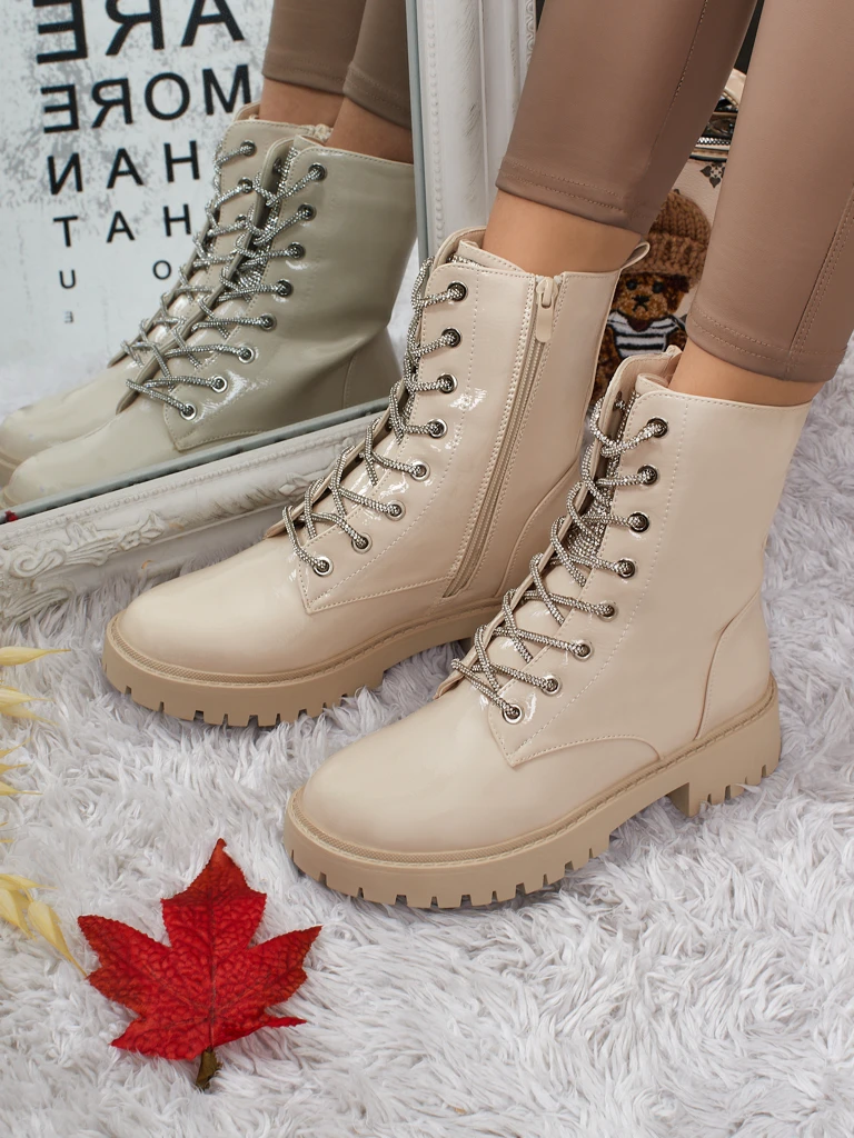 Lakiniai moteriški aulinukai suvarstomi Fjorra