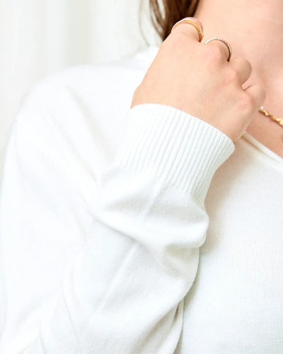 Royalfashion Baltas moteriškas megztinis su širdelės iškirpte