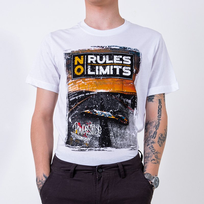 Белая мужская футболка с принтом