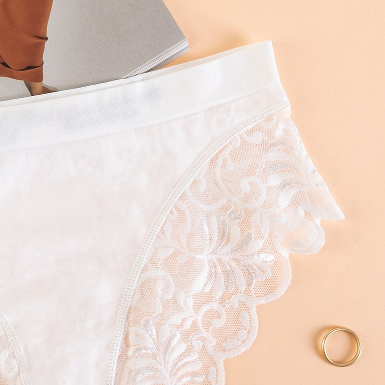 Женские трусы цвета экрю с кружевом