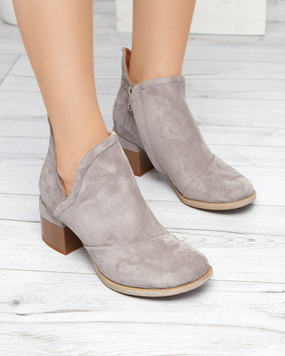 Pilki moteriški izoliuoti aulinukai ant Karela stulpo - Avalynė