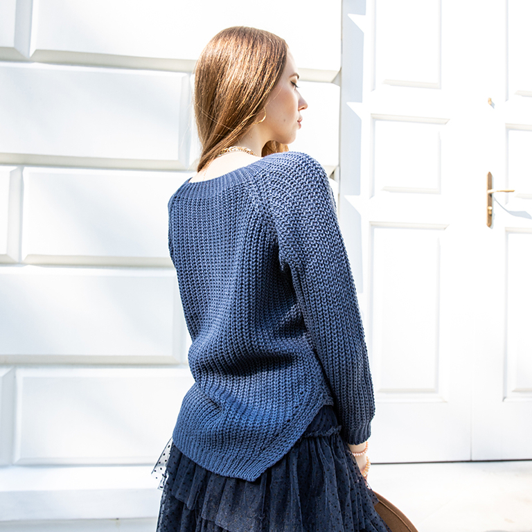 Темно-синий женский свитер с пидсвискою