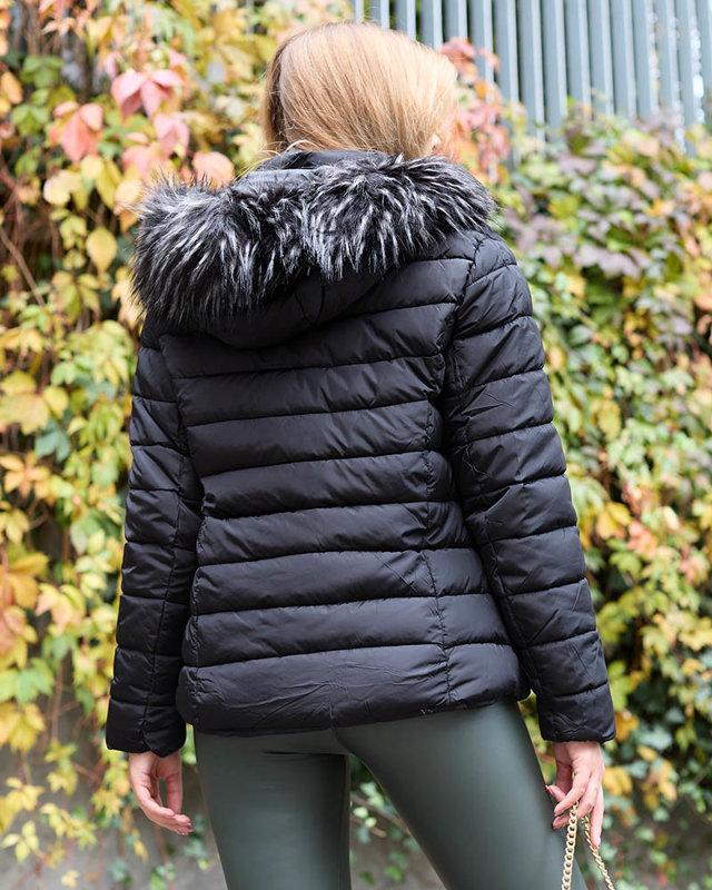 Juoda moteriška dygsniuota striukė su gobtuvu ir kailiu- Apranga