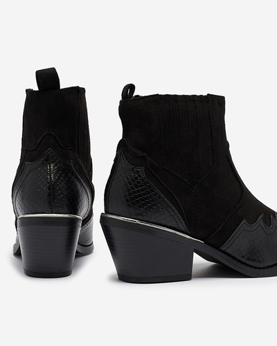 Juodi ekologiški zomšiniai kaubojiški batai ant žemo stulpelio Zirras - Avalynė