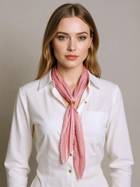 Apollonia Eleganza Jasnoróżowa Apaszka Damska z Plisowanej Tkaniny 69 cm