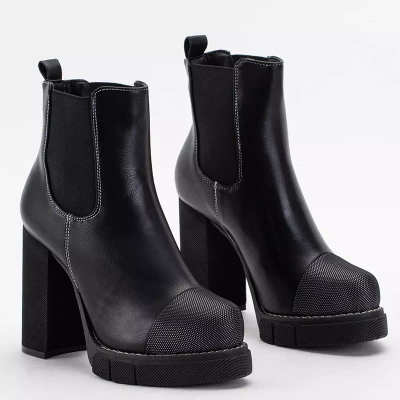 OUTLET Черные женские сапоги на высокой стойке от Naqiela - Обувь