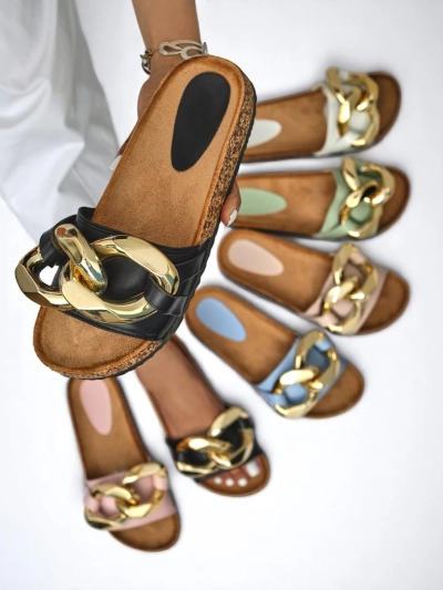 Letnie klapki Ariadne Royalfashion z dużym złotym łańcuchem, czarna skóra