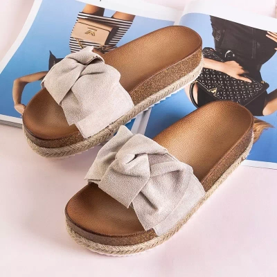 OUTLET Smėlio spalvos moteriškos šlepetės su Jenis lankeliu - Avalynė