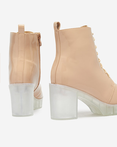 Бежевые женские лакированные ботильоны на каблуке Idika