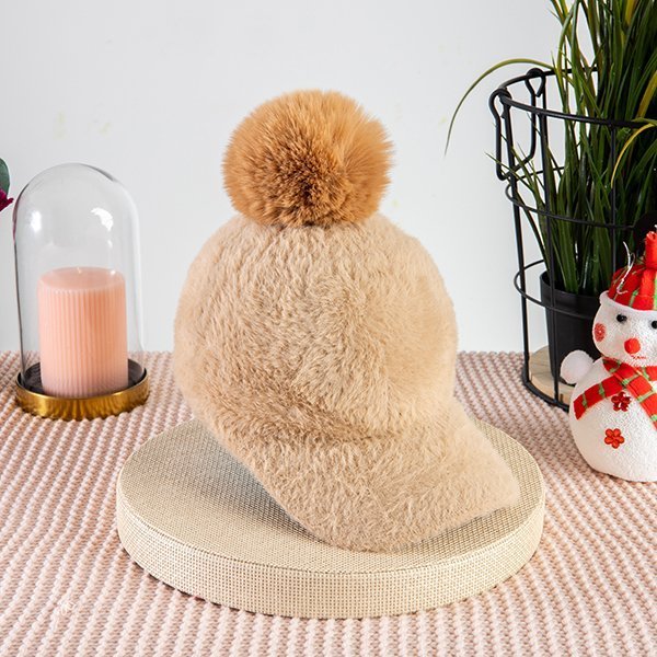 Светло-коричневая женская кепка с помпоном