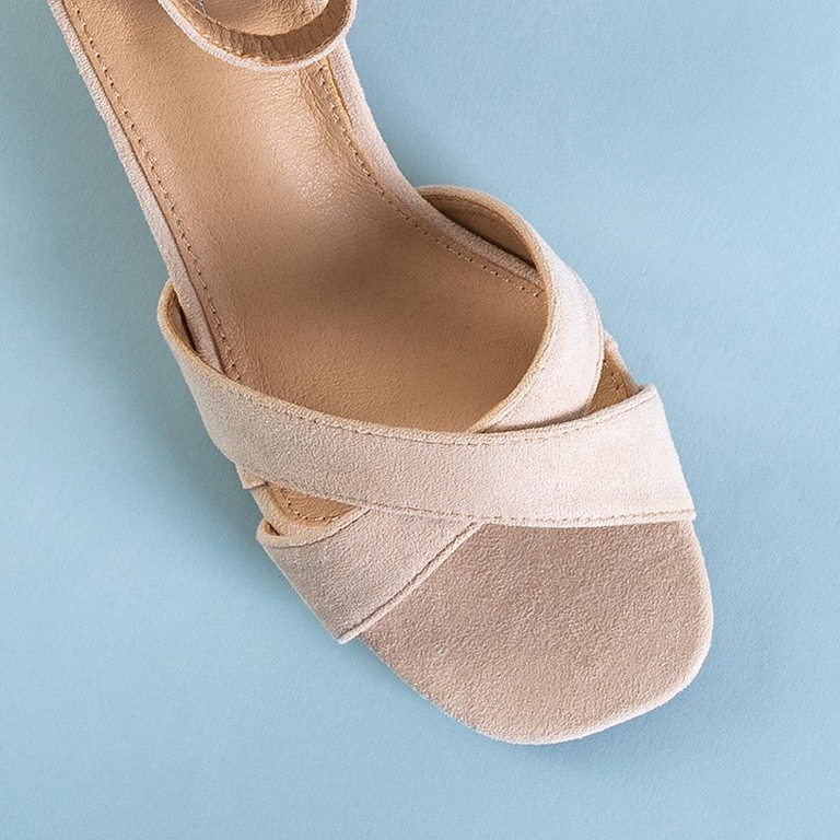 Бежевые женские босоножки на каблуке Bune