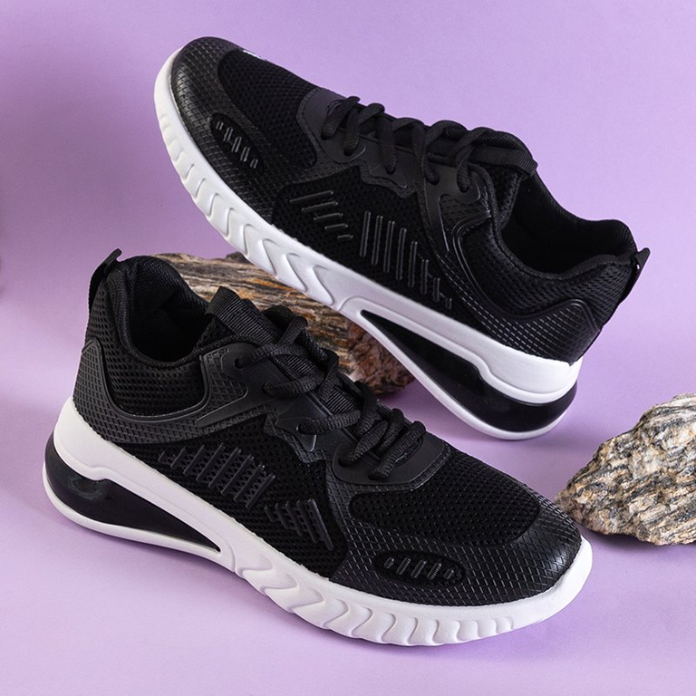 Черные женские кроссовки Tirion