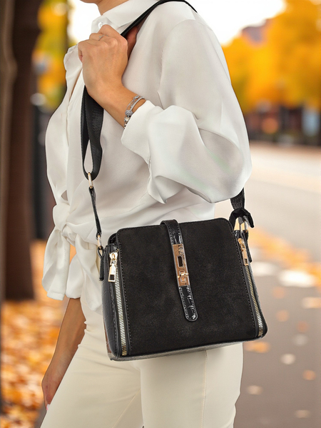 Torba damska Callista Black – maa listonoszka z eko skry patentowej