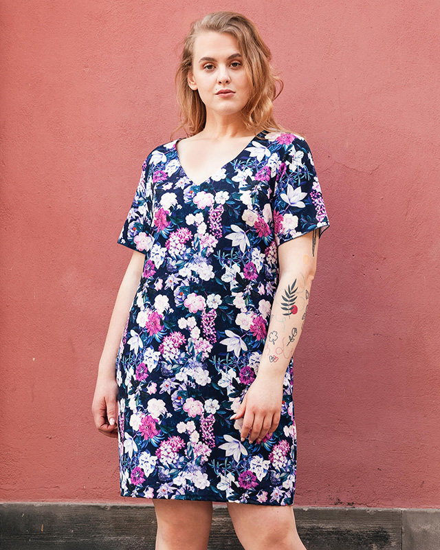 Tamsiai mėlyna moteriška gėlėta suknelė su kišenėmis PLIUS DYDIS - Drabužiai